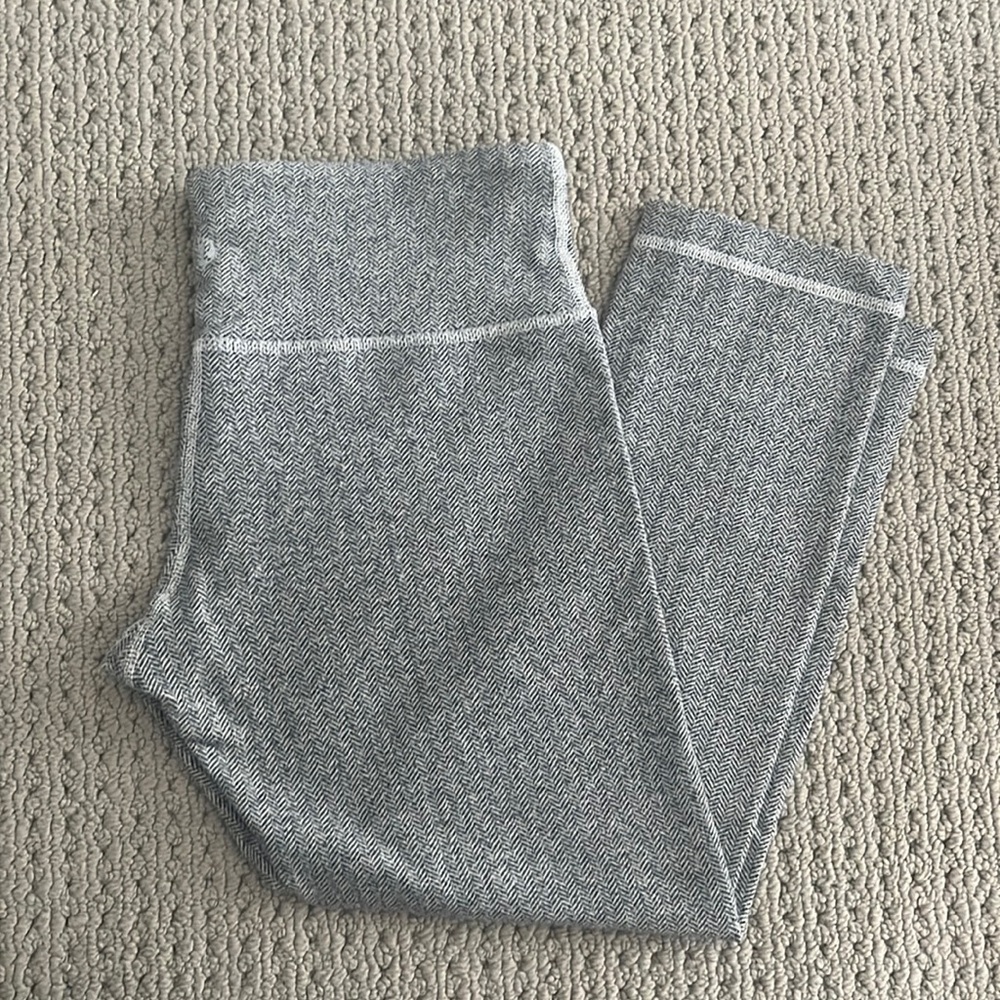 Lululemon cropped legging, size 6
